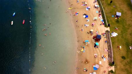 Vue aérienne de la plage du Parc régional des Îles-de-Saint-Timothée